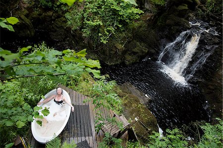 relax middle aged - High angle view of mature woman in bubble bath in front of waterfall at eco retreat Photographie de stock - Premium Libres de Droits, Code: 649-08180549