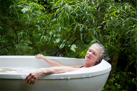 retreat - Mature woman relaxing in garden bubble bath at  eco retreat Foto de stock - Sin royalties Premium, Código: 649-08180569