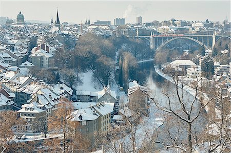 river aare - High angle view of city and river Aare with snow covered rooftops, Berne, Switzerland Photographie de stock - Premium Libres de Droits, Code: 649-08180578