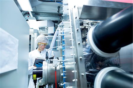 simsearch:614-06973716,k - Male scientist writing notes in lab cleanroom Stock Photo - Premium Royalty-Free, Code: 649-08180596