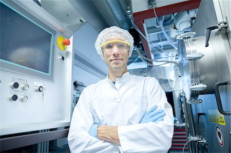 simsearch:614-06973709,k - Portrait of male scientist with arms crossed in lab cleanroom Stock Photo - Premium Royalty-Free, Code: 649-08180599