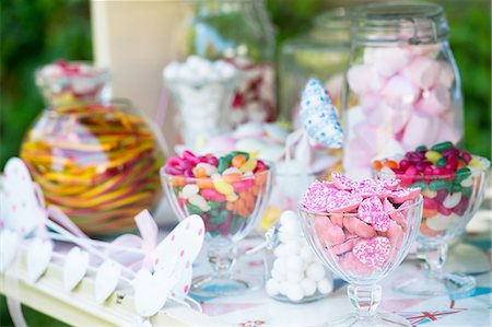 Confectionery in glasses and jars, close-up Photographie de stock - Premium Libres de Droits, Code: 649-08180662