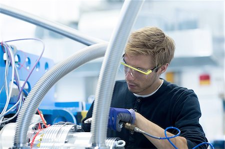 ropa de protección - Factory technician testing network cables Foto de stock - Sin royalties Premium, Código: 649-08237744