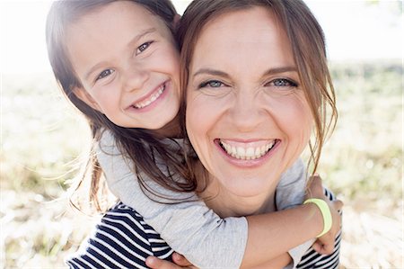 portrait in cute child girl - Portrait of mature woman giving daughter piggy back in park Foto de stock - Sin royalties Premium, Código: 649-08237786