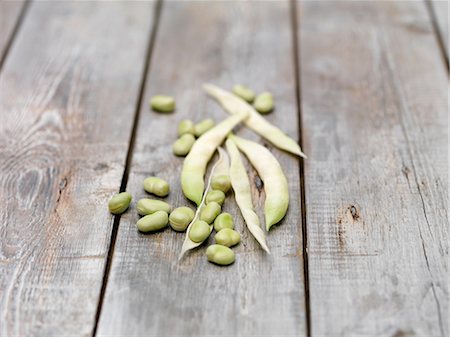 simsearch:649-08237826,k - Still life of lima Beans (also known as butter beans) on wooden table Stock Photo - Premium Royalty-Free, Code: 649-08237827