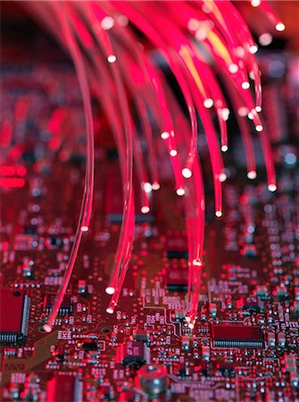 Fibre optics flowing through circuit boards from a laptop computer, close-up Photographie de stock - Premium Libres de Droits, Code: 649-08237901