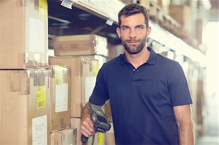 simsearch:693-05552726,k - Portrait of warehouse worker using barcode scanner in distribution warehouse Photographie de stock - Premium Libres de Droits, Code: 649-08237927