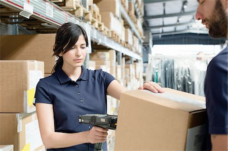 simsearch:649-08237969,k - Warehouse workers using barcode scanner on box in distribution warehouse Foto de stock - Sin royalties Premium, Código: 649-08237943