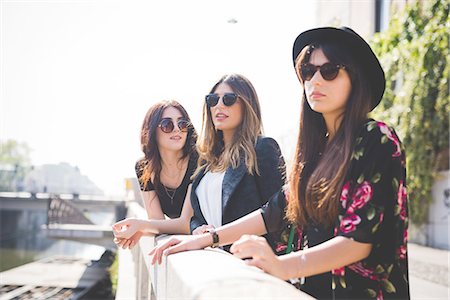 riverside - Three stylish young female friends looking out from city riverside Stockbilder - Premium RF Lizenzfrei, Bildnummer: 649-08237977