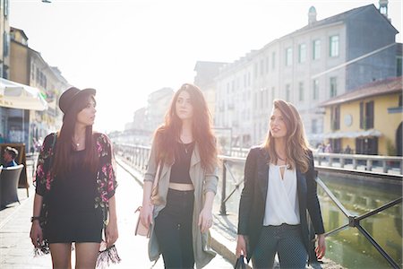 riverside - Three young stylish women strolling on canal waterfront Stockbilder - Premium RF Lizenzfrei, Bildnummer: 649-08238019