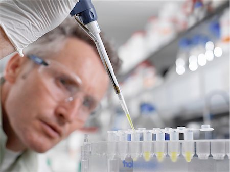 Scientist pipetting sample into eppendorf tube in laboratory Foto de stock - Royalty Free Premium, Número: 649-08238093