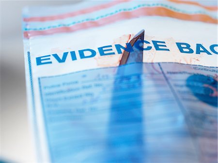 Evidence from knife crime incident in forensic bag Photographie de stock - Premium Libres de Droits, Code: 649-08238104