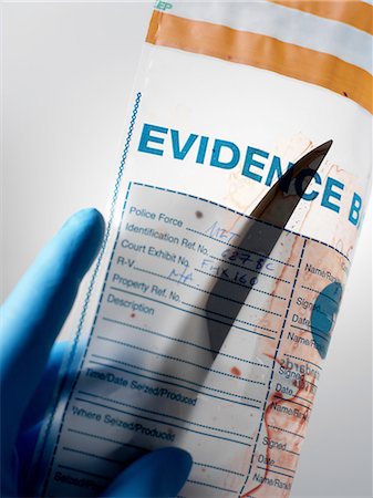 Evidence from knife crime incident in forensic bag Photographie de stock - Premium Libres de Droits, Code: 649-08238105