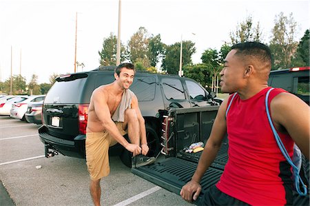 Two male friends getting ready for workout Photographie de stock - Premium Libres de Droits, Code: 649-08238180