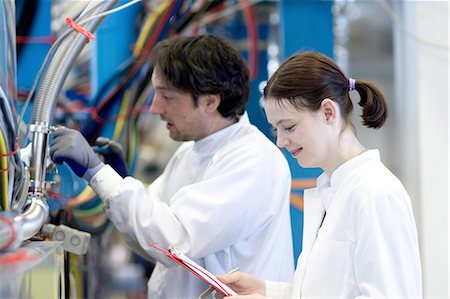 simsearch:649-08238215,k - side view of male and female colleagues wearing lab coats, holding clipboard Stockbilder - Premium RF Lizenzfrei, Bildnummer: 649-08238214