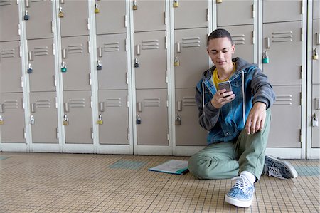 simsearch:649-08238329,k - Student leaning against lockers, using smartphone Stockbilder - Premium RF Lizenzfrei, Bildnummer: 649-08238265