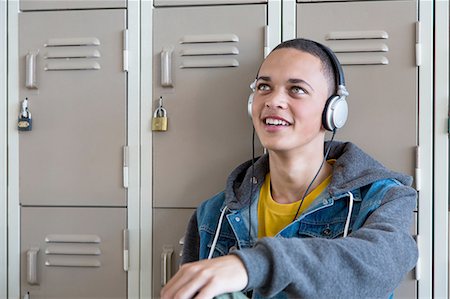 simsearch:649-08238329,k - Student leaning against lockers, listening to music with headphones Stockbilder - Premium RF Lizenzfrei, Bildnummer: 649-08238266