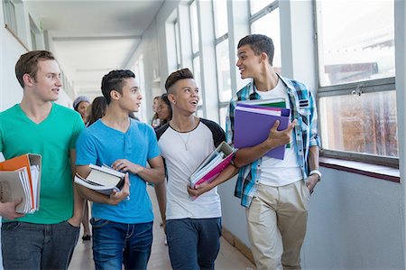 Students walking down hallway, chatting Photographie de stock - Premium Libres de Droits, Code: 649-08238288