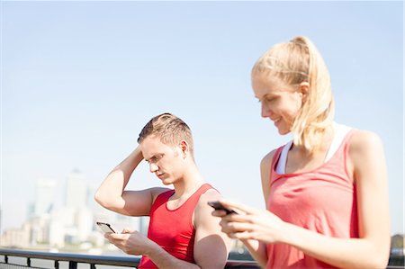 simsearch:649-07710123,k - Runners using smartphone on bridge Stockbilder - Premium RF Lizenzfrei, Bildnummer: 649-08238330