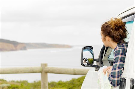 simsearch:862-08272896,k - Young woman looking out from camper van window, Point Addis, Anglesea, Victoria, Australia Foto de stock - Sin royalties Premium, Código: 649-08238447