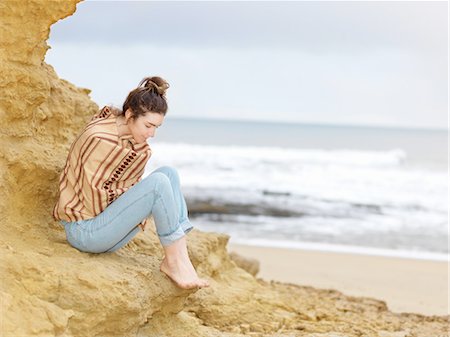 simsearch:862-08272896,k - Young woman wrapped in shawl sitting on cliffside, Point Addis, Anglesea, Victoria, Australia Foto de stock - Sin royalties Premium, Código: 649-08238454