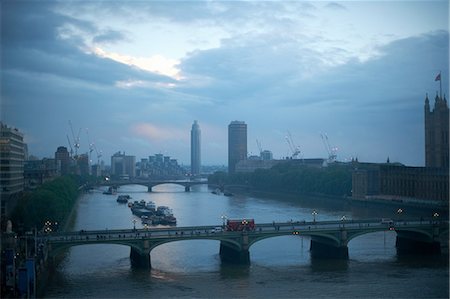 High angle view of the Thames and Westminster bridge at dawn, London, England, UK Photographie de stock - Premium Libres de Droits, Code: 649-08238496