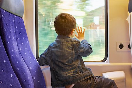 simsearch:614-07031806,k - Rear view of boy with his hand against train carriage window Fotografie stock - Premium Royalty-Free, Codice: 649-08238530