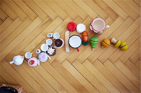 Overhead view of cupcakes, toys and cups on parquet floor Foto de stock - Sin royalties Premium, Código: 649-08238532