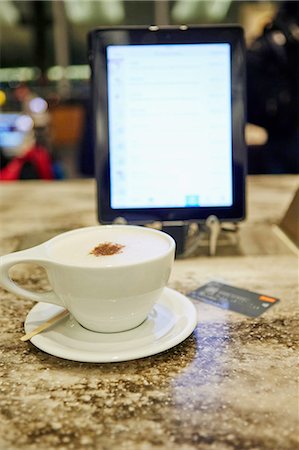 Cup of coffee, digital tablet and credit card on restaurant  table Foto de stock - Sin royalties Premium, Código: 649-08238544