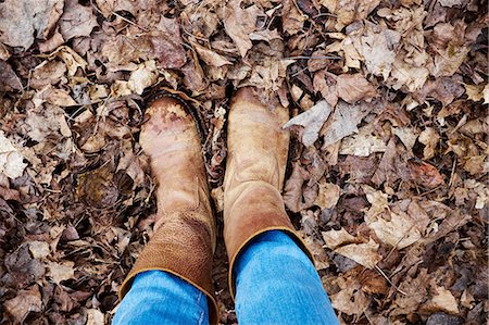 Overhead view of woman wearing boots standing in autumn leaves Foto de stock - Sin royalties Premium, Código: 649-08238545