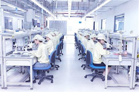 simsearch:649-08084819,k - Quality check station at factory producing flexible electronic circuit boards. Plant is located in the south of China, in Zhuhai, Guangdong province Foto de stock - Royalty Free Premium, Número: 649-08238652