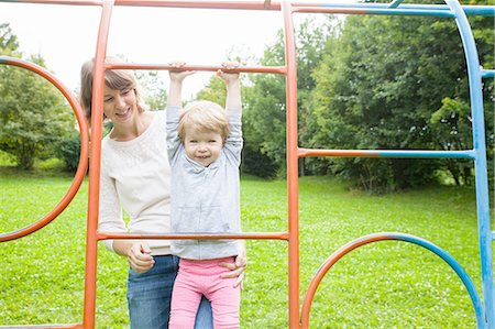 simsearch:649-07585474,k - Mother and female toddler playing on park climbing frame Photographie de stock - Premium Libres de Droits, Code: 649-08238755