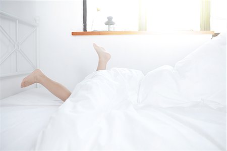 Feet sticking out of bed Photographie de stock - Premium Libres de Droits, Code: 649-08239018