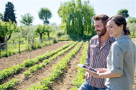 Young couple standing in vegetable garden holding digital tablet smiling Stockbilder - Premium RF Lizenzfrei, Bildnummer: 649-08239058