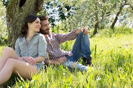 simsearch:649-08239072,k - Young couple sitting leaning against tree together Foto de stock - Sin royalties Premium, Código: 649-08239064