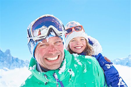 Father giving daughter piggyback ride, Chamonix, France Foto de stock - Sin royalties Premium, Código: 649-08232467