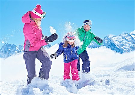 esquiar - Family having snowball fight, Chamonix, France Foto de stock - Sin royalties Premium, Código: 649-08232470