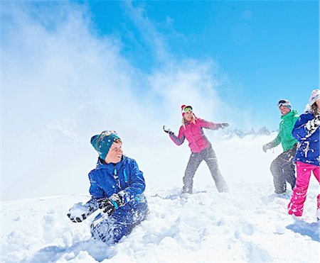 pelea de bolas de nieve - Family having snowball fight, Chamonix, France Foto de stock - Sin royalties Premium, Código: 649-08232472