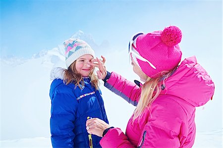 Mother applying sun cream on daughter's face, Chamonix, France Photographie de stock - Premium Libres de Droits, Code: 649-08232473