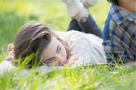 simsearch:649-09207875,k - Young woman lying on picnic blanket looking away Foto de stock - Sin royalties Premium, Código: 649-08232495