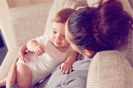 parents with baby boy in pictures - Mother and baby boy playing in living room Photographie de stock - Premium Libres de Droits, Code: 649-08232557