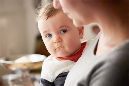 Mother carrying baby boy in kitchen Photographie de stock - Premium Libres de Droits, Code: 649-08232576