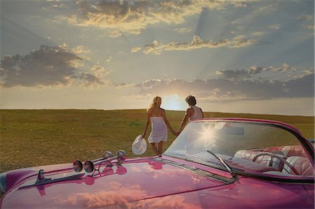 simsearch:614-09017276,k - Couple with their Convertible in a field Photographie de stock - Premium Libres de Droits, Code: 649-08232579