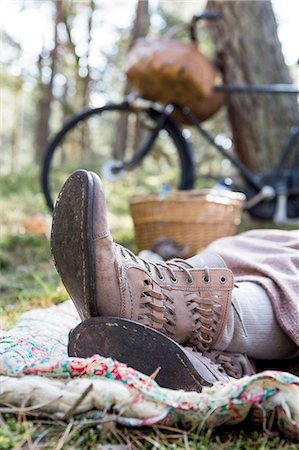 Feet and ankle boots of female forager resting on blanket in forest Foto de stock - Sin royalties Premium, Código: 649-08232818