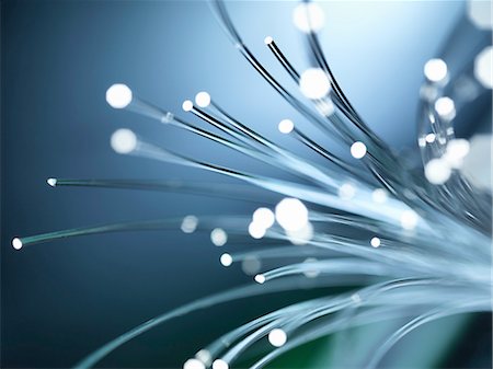 réseau (interconnexion) - Bundles of illuminated optical fibres used to carry high volumes of data Photographie de stock - Premium Libres de Droits, Code: 649-08232883