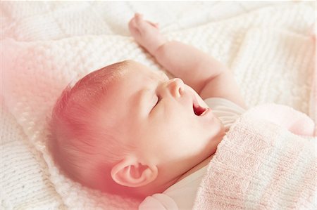 Baby yawning in sleep Photographie de stock - Premium Libres de Droits, Code: 649-08306510