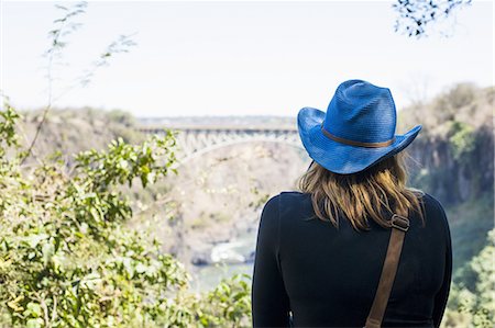 Rear view of young woman looking out at bridge, Victoria Falls, Zambia Foto de stock - Sin royalties Premium, Código: 649-08306568