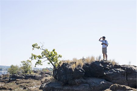 Mid adult man looking out from rocks, near Victoria Falls, Zambia Foto de stock - Sin royalties Premium, Código: 649-08306578