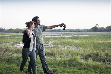 safari - Couple on safari exploring landscape, Kafue National Park, Zambia Foto de stock - Sin royalties Premium, Código: 649-08306602