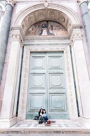 doorway - Lesbian couple sitting in oversized church doorway looking at book, Piazza Santa Maria Novella, Florence, Tuscany, Italy Foto de stock - Sin royalties Premium, Código: 649-08306697